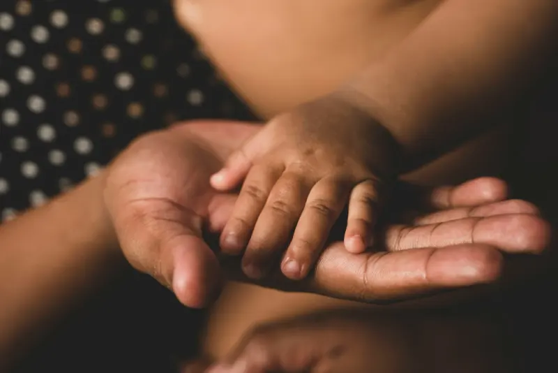 La main d'un enfant posée dans la paume de sa mère
